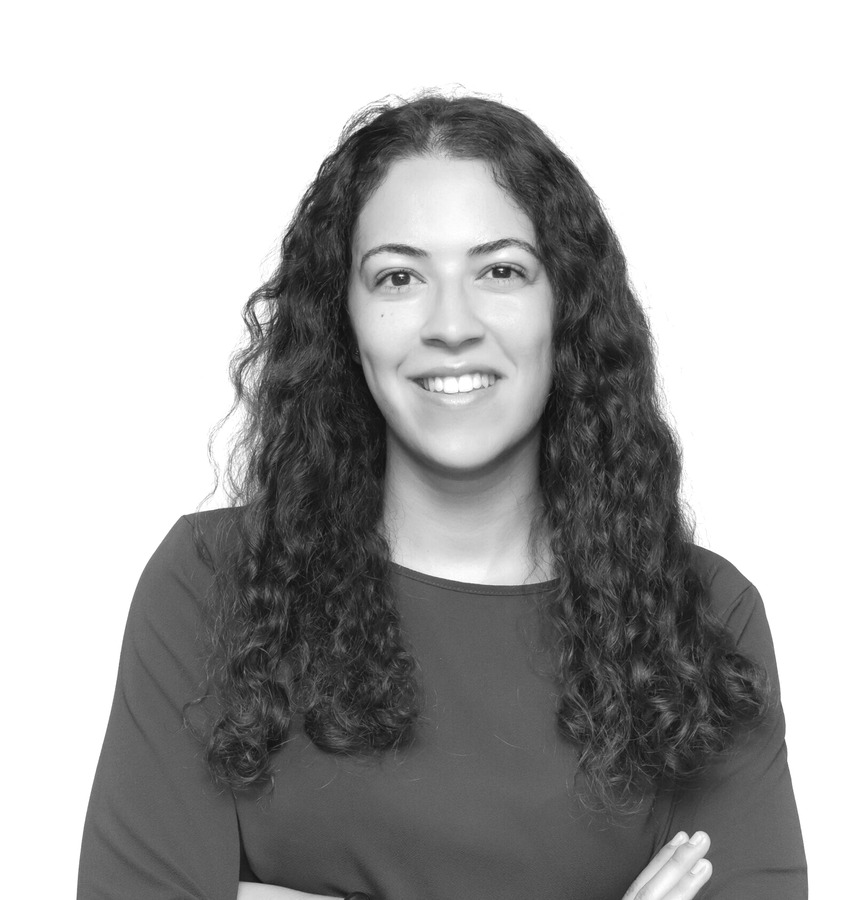 Black-and-white portrait of Cláudia Jardim Santos